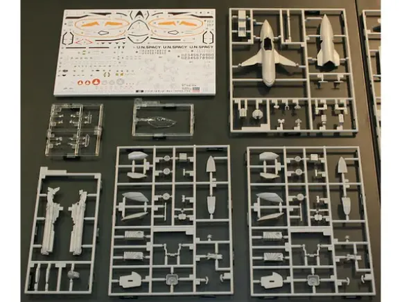 1/72 VF-11B Thunderbolt Macross Plus